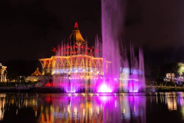 Sarawak Yasama Meclisi Yeni Bina manzaralı Sarawak nehri çeşme gösterisi gece Kuching Malezya