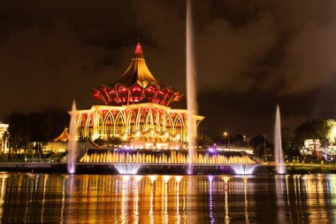 Sarawak Yasama Meclisi Yeni Bina manzaralı Sarawak nehri çeşme gösterisi gece Kuching Malezya