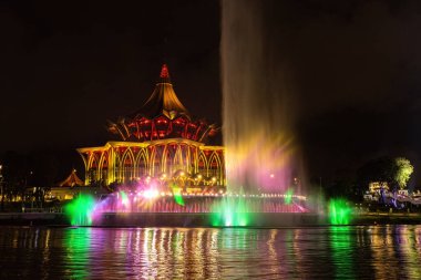 Sarawak Yasama Meclisi Yeni Bina manzaralı Sarawak nehri çeşme gösterisi gece Kuching Malezya