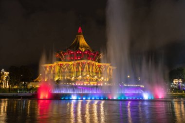 Sarawak Yasama Meclisi Yeni Bina manzaralı Sarawak nehri çeşme gösterisi gece Kuching Malezya