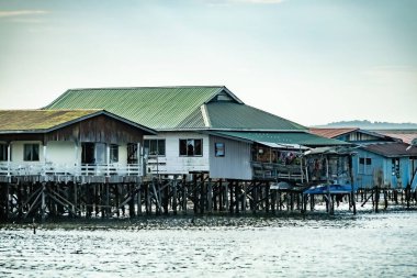 Malezya 'nın Sabah ilindeki su çöplüğü üzerinde balıkçı köyü evleri