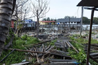 Malezya 'nın Sabah ilindeki su çöplüğü üzerinde balıkçı köyü evleri