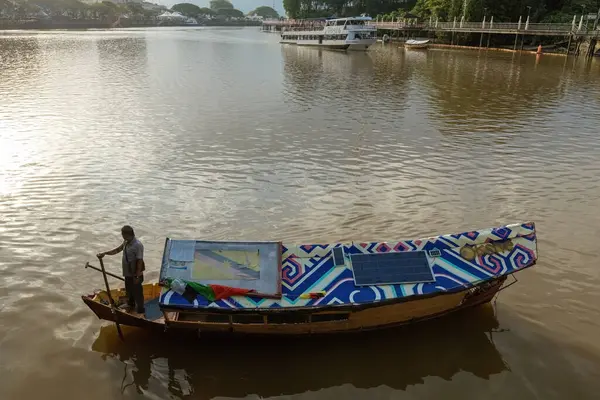 stock image Boatman in traditional boat on Sarawak river in Kuching Borneo Malaysia