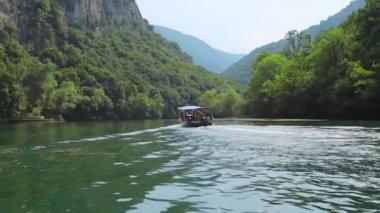 Matka Kanyonu 'nda tekne gezisi Kuzey Makedonya' nın güzel doğası