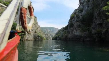 Matka Kanyonu 'nda tekne gezisi Kuzey Makedonya' nın güzel doğası
