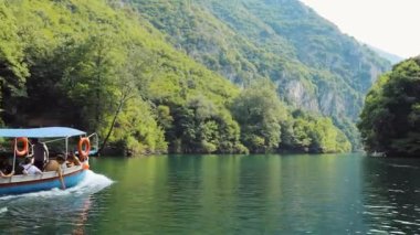 Matka Kanyonu 'nda tekne gezisi Kuzey Makedonya' nın güzel doğası