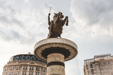 Üsküp 'ün merkezindeki Büyük İskender' in atının üzerindeki Anıt Savaşçısı Kuzey Makedonya