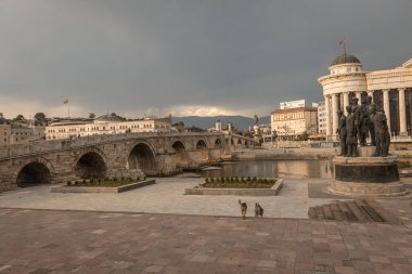 Üsküp 'ün merkezinde yer alan eski taş köprü Makedonya Meydanı' nı Kuzey Makedonya 'daki Eski Pazar' a bağladı