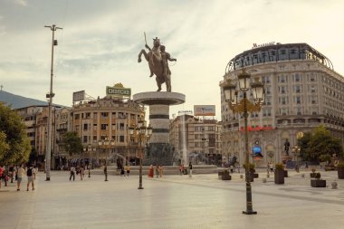 Üsküp 'ün merkezindeki Büyük İskender' in atının üzerindeki Anıt Savaşçısı Kuzey Makedonya