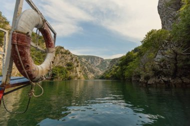 Kuzey Makedonya 'daki Matka Kanyonu' nda turistik tekne