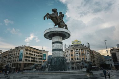 Üsküp 'ün merkezindeki Büyük İskender' in atının üzerindeki Anıt Savaşçısı Kuzey Makedonya
