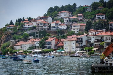 Kuzey Makedonya 'daki Ohri Gölü kıyısındaki tekneler ve eski evler