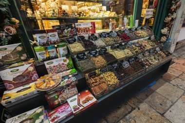Üsküp 'ün eski bir kasabası olan Kuzey Makedonya' da baharat ve şekerleme dükkanı