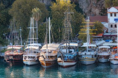 Antalia Türkiye 'nin eski liman ve gemilerinin hava manzarası