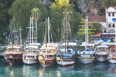 Antalia Türkiye 'nin eski liman ve gemilerinin hava manzarası