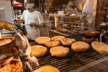 Üsküp 'ün eski bir kasabasındaki geleneksel kebap restoranı Mutfakta yemek pişiren erkekler