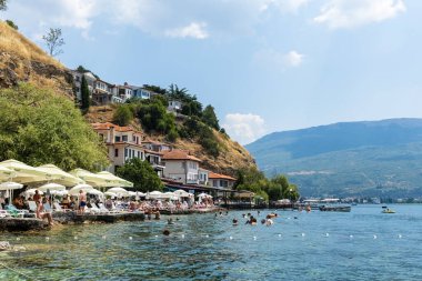 Kuzey Makedonya 'daki Ohri Gölü kıyısındaki eski evler
