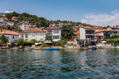 Kuzey Makedonya 'daki Ohri Gölü kıyısındaki eski evler