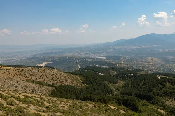 Üsküp 'ün kuzeyindeki Milenyum çapraz tepesinden dağların hava manzarası