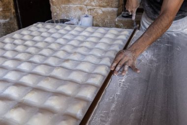 Kuzey Kıbrıs 'taki yerel restoranda geleneksel Türk yemeği Borek hazırlığı