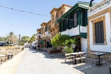 Lefkoşa 'daki eski evler Güney ve Kuzey Kıbrıs arasındaki sapkın sermaye tampon bölgesinin iki bölümü arasında