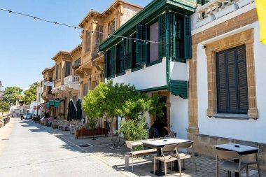 Lefkoşa 'daki eski evler Güney ve Kuzey Kıbrıs arasındaki sapkın sermaye tampon bölgesinin iki bölümü arasında