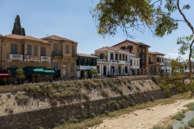 Lefkoşa 'daki eski evler Güney ve Kuzey Kıbrıs arasındaki sapkın sermaye tampon bölgesinin iki bölümü arasında