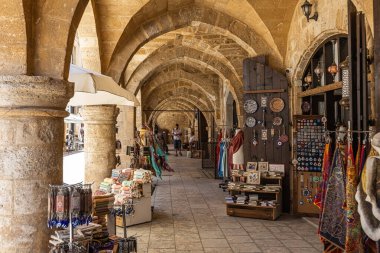 Lefkoşe 'deki geleneksel Türk kervanı Kuzey Kıbrıs hediyelik eşya pazarı ve kahveye dönüştürüldü 
