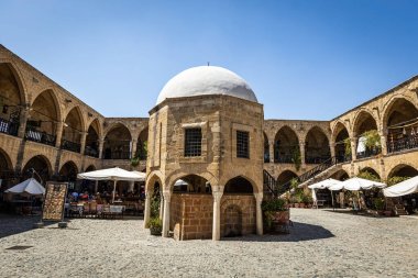 Lefkoşe 'deki geleneksel Türk kervanı Kuzey Kıbrıs hediyelik eşya pazarı ve kahveye dönüştürüldü 