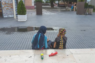 Kuzey Makedonya 'nın eski Üsküp kentinin sokaklarındaki fakir çocuklar