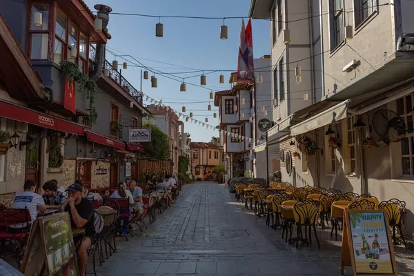 Antalya şehrindeki eski bir kasaba. Antalya Türkiye 'deki geleneksel kafede insanlar