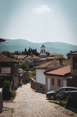 Ohri 'nin eski sokak manzaralı eski evler ve Ohri Kuzey Makedonya' daki kaldırım taşı caddesi