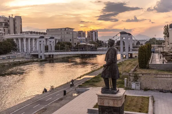 Üsküp 'ün Vardar nehri kıyısındaki şehir manzarası Kuzey Makedonya' da gün batımında
