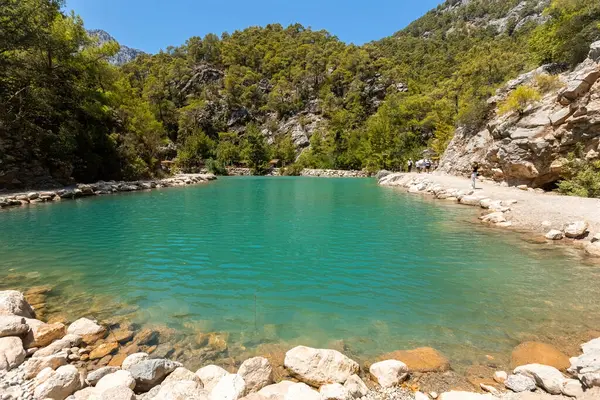 Türkiye 'nin Antalya Bölgesi' ndeki Goynuk Kanyon Ulusal Parkı 'nda turkuaz su gölü