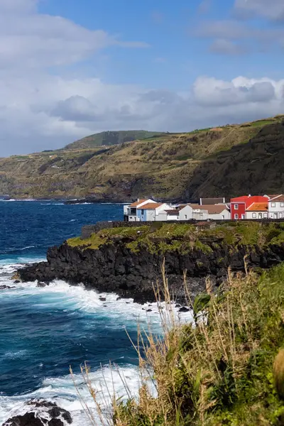 Portekiz 'in Azores adalarındaki Atlantik okyanus kıyısındaki uçurumlarda parlak evler