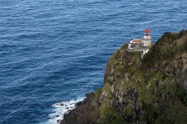 Terseira adası Azores Portekiz 'deki kayalıklarda deniz feneri.