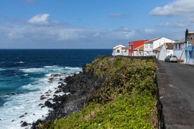 Portekiz 'in Azores adalarındaki Atlantik okyanus kıyısındaki uçurumlarda parlak evler