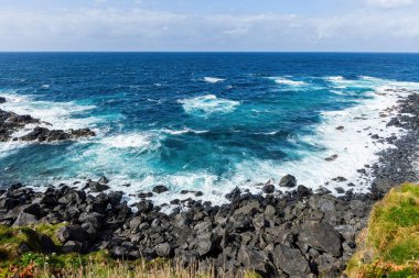 Portekiz 'in Azores adalarındaki Atlantik Okyanusu' ndaki kayalara büyük dalgalar çarpıyor.