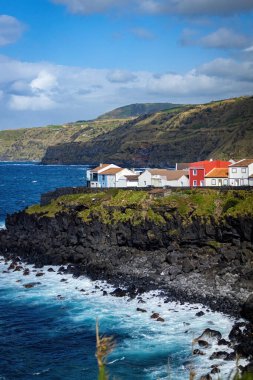 Portekiz 'in Azores adalarındaki Atlantik okyanus kıyısındaki uçurumlarda parlak evler