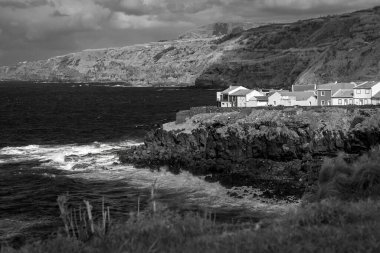 Portekiz 'in Azores adalarındaki Atlantik okyanus kıyısındaki uçurumlarda parlak evler