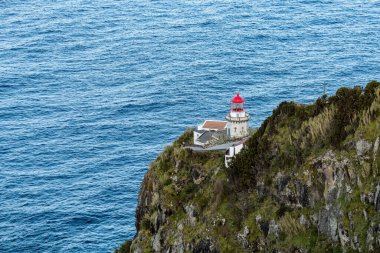 Terseira adası Azores Portekiz 'deki kayalıklarda deniz feneri.