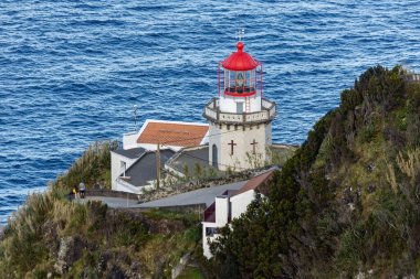 Terseira adası Azores Portekiz 'deki kayalıklarda deniz feneri.