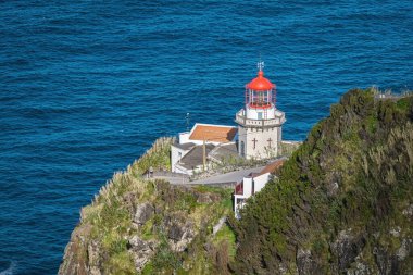 Terseira adası Azores Portekiz 'deki kayalıklarda deniz feneri.