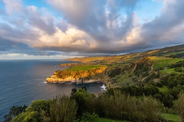 Günbatımında Atlantik okyanus ceketinin uçurum manzarası nefes kesici. Azores adaları Portekiz.