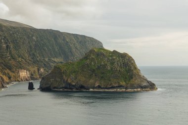 Azores Portekiz 'deki Flores adasındaki kayalıkların nefes kesici manzarası.