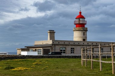 Flores Adası 'ndaki deniz feneri Azores Portekiz