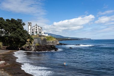 Sao Miguel adasındaki Sao Roque Kilisesi. Okyanus dalgalarına karşı uzak görüş Azores Portugal.