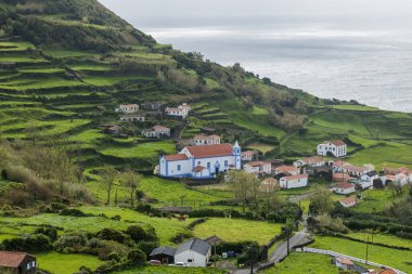 Portekiz 'in Azores Adaları' ndaki Atlantik Okyanusu kıyısındaki uçurumlardaki evleri nefes kesici bir şekilde görüyorsunuz.