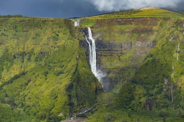 Flores Adası Azores Portekiz 'deki yeşil dağlardaki şelalenin nefes kesici manzarası.