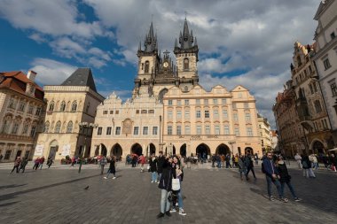 Teyn Kilisesi ön cephesi Prag 'ın eski Çek kasabasında güneşli bir günde